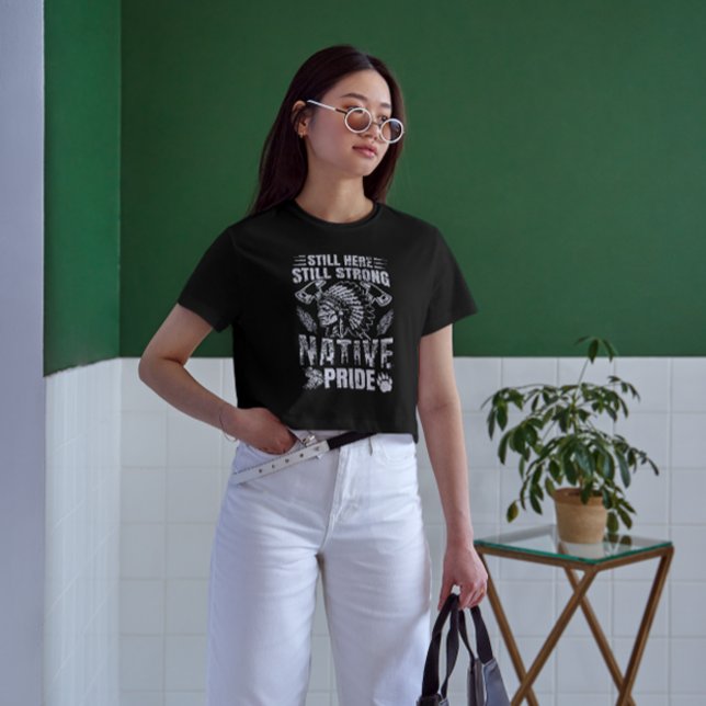 Noch immer hier, immer noch stark, Indianerstolz T-Shirt (Von Creator hochgeladen)