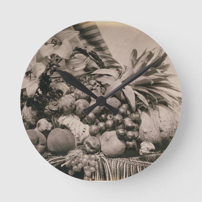 Noch Leben mit Frucht, 1860 (Sepia-Foto) Runde Wanduhr (Vorderseite)
