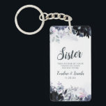 Nocturnal floral to the Sister Zitat Schlüsselanhänger<br><div class="desc">Nocturnal floral Wasserfarbe Pinselfarben Blume Design mit handgemalten Stielen, Wein, Blätter, Foliage, Wasserfarbenpinsel Pinselstriche. Farbenfrohe Navy Blau, Dusty Blau, Dunkles fast Schwarzes Grau, und die Hinweise auf Mauve Rosa. Mit handgezeichneten Linien, Wirblen handgeschriebenen Schriftart mit Pinselstrichschrift und eleganter Blumenobergrenze - Sister Heartfelt Zitat Keepake Schlüsselanhänger! ~ Karo mein Shop zu...</div>
