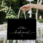 NOIR Minimalistisch Bridesmaid-Geschenktasche Große Geschenktüte<br><div class="desc">Die NOIR Collection zeichnet sich durch eine klassische Schwarz-Farbe und einen atemberaubenden modernen Kalligraphie-Script-Schriftart aus, der ein elegantes und elegantes Aussehen schafft. Diese Kollektion ist ideal für Paare, die gewollt haben, ein zeitloses und klassisches Ambiente für ihre besondere Veranstaltung zu schaffen. Das fett schwarze Farbschema schafft einen auffallenden Kontrast zum...</div>