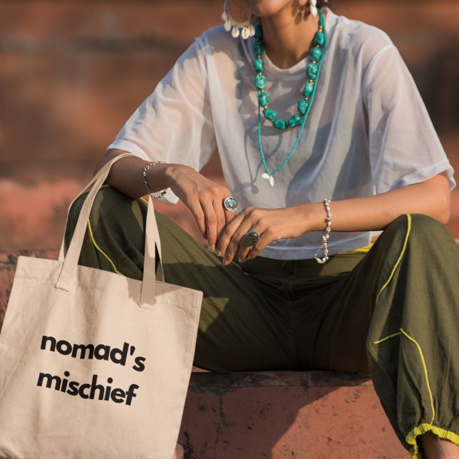Nomad's Mischief Wanderlust Travel Tragetasche (Shop now and get ready to ignite your wanderlust!)