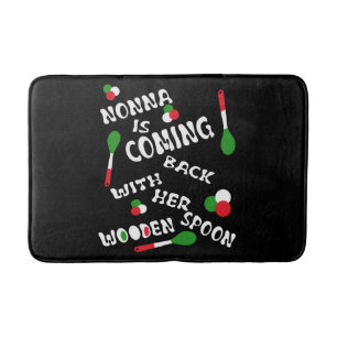Nonna kommt mit ihrem Holzlöffel zurück Badematte