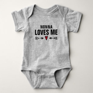 Nonna liebt mich Herz und Pfeile Baby Strampler