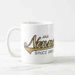 Nonna Tasse "AKA Nonna Seit.."<br><div class="desc">"AKA Nonna/Italienische Großmutter Seit ???? Mug. Personalisieren Sie es, indem Sie "AKA... Seit 2009" und "Wir haben Sie so sehr Liebe, Steven, Sarah, Karen, Robbie und Shana." Dann wählen Sie Ihren bevorzugten Schriftart Stil, Größe, Farbe und Wortlaut, um Ihre Tasse zu personalisieren! Schaffen Sie ein einfaches Geschenk, indem Sie der...</div>