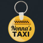 Nonnas Taxi-Schlüsselanhänger Schlüsselanhänger<br><div class="desc">Sind Sie nicht damit beschäftigt,  die Enkelkinder zu fahren,  um die Anerkennung als Taxidienst zu rechtfertigen? Das ist das perfekte,  lustige Geschenk für sie. Das gelbe und schwarze Taxis-Emblem mit Worten,  "Nonnentaxi" in schwarz" zeichnet sich durch digital gerenderte Highlights und das karierte Mustersymbol oberhalb des Titels aus.</div>