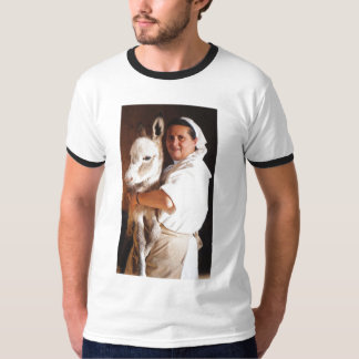 Nonne, die ihr Esel-Shirt hält T-Shirt