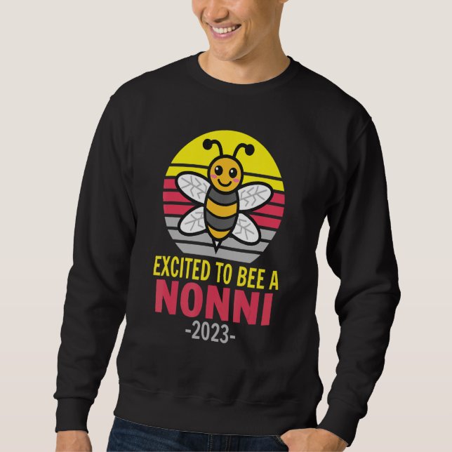 Nonni 2023   Bee   Grandma   Excited To Be A Nonni Sweatshirt (Vorderseite)