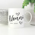 Nonni Jahr gegründete Oma Kaffeetasse<br><div class="desc">Mit diesem einfachen Design,  das "Nonni" in handgezeichneten Schriftzeichen mit Herz-Akzent enthält,  kreieren Sie einen süßen Sake für Oma. Personalisieren Sie mit dem Jahr,  in dem sie eine Großmutter für einen niedlichen Muttertag oder eine Schwangerschaftsankündigung geworden ist.</div>