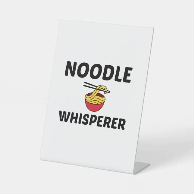 NOODLE WHISPERER SOCKELSCHILD (Vorderseite)