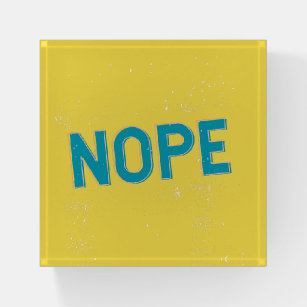 NOPE - Beunruhigte Typografie in blau und gelb Briefbeschwerer