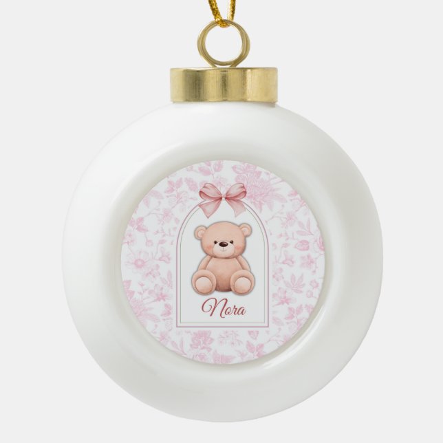 Nora | Benutzerdefiniertes rosa Teddy-Bär-Kinderzi Keramik Kugel-Ornament (Vorderseite)