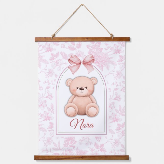 Nora | Benutzerdefiniertes rosa Teddy-Bär-Kinderzi Wandteppich Mit Holzrahmen (Vorderseite)