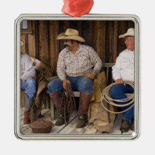 Nordamerika, USA. Entspannende Cowboys und Silbernes Ornament