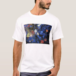 Nordamerika, USA, NH, Blätter in einem Teich daneb T-Shirt