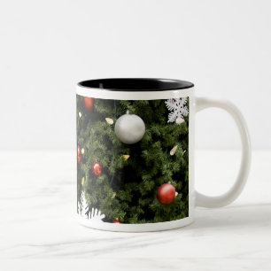 Nordamerika. Weihnachtsdekorationen auf Baum. 2 Zweifarbige Tasse