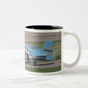 Nordamerikanisches P-51 D, das Donna auf blendet Zweifarbige Tasse
