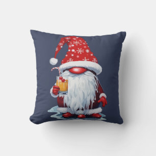 Nordic Gnome hält einen Candy Cane Cocktail Kissen