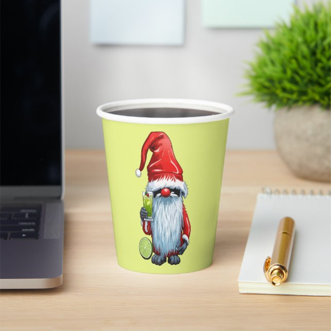 Nordic Nisse Gnome Gonk hält ein Glas ‎ Limon Pappbecher (InSitu)
