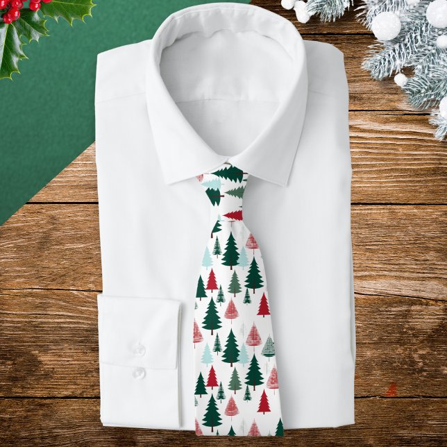 Nordic Pine Forest Christmas Pattern Men's Krawatte (A festive Christmas tie with pine trees pattern in red, forest green and mint, on a white background)