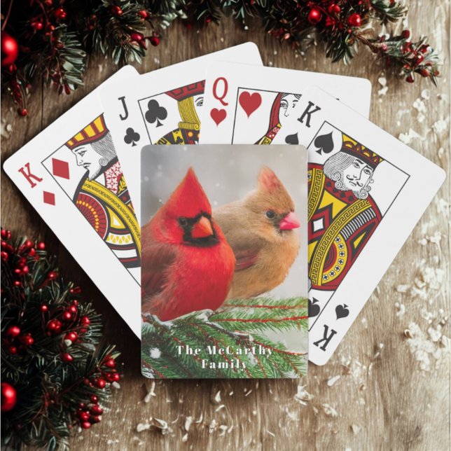 Nordische Kardinäle in Pine Tree Winter Familienna Spielkarten (Two beautiful cardinal birds and personalized text on playing cards are a fun stocking stuffer.)