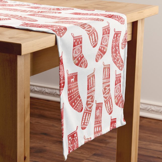 Nordische Weihnachtsbaumplanen - Rote und weiße St Kurzer Tischläufer (Nordic Stockings red and white Scandinavian festive Christmas pattern table runner)