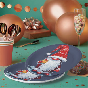 Nordischer Gnom hält einen Candy-Cane-Cocktail Pappteller