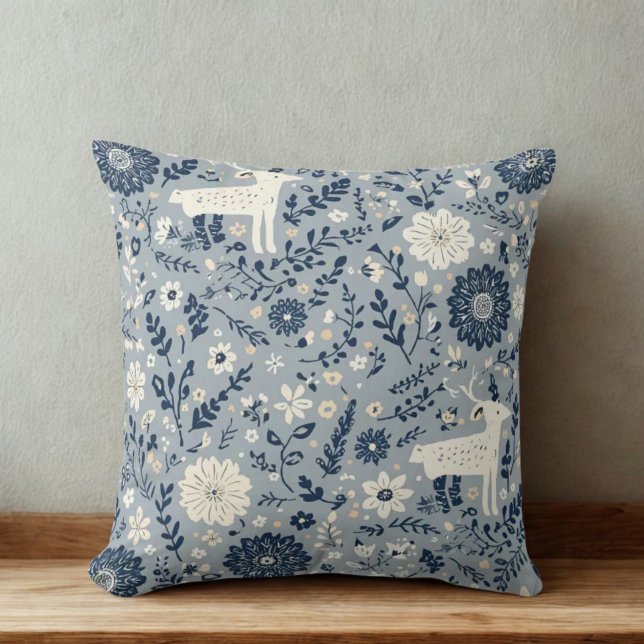 Nordisches skandinavisches Hirsch- und Blumenmuste Kissen (Nordic Scandinavian Blue and Cream Floral Deer Print Throw Pillow)