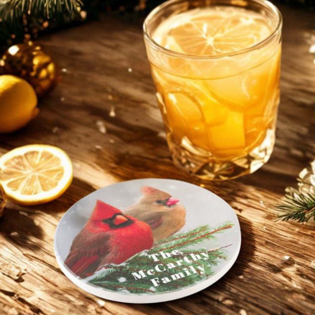 Nördliche Kardinäle in der Familie Pine Tree Getränkeuntersetzer (Celebrate the season with winter coasters featuring your family name, snow, and beautiful cardinals.)
