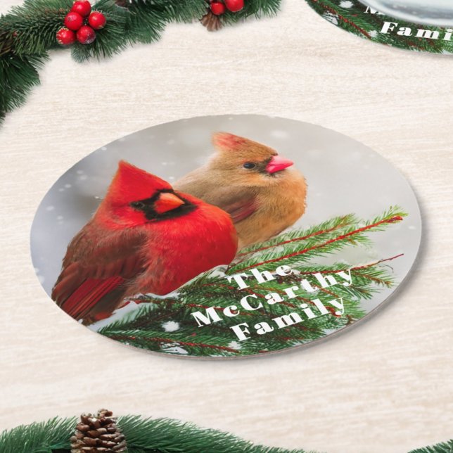 Nördliche Kardinäle in der Familie Pine Tree Runder Pappuntersetzer (Rustic paper Christmas party coasters feature a cardinal pair and custom family name text.)