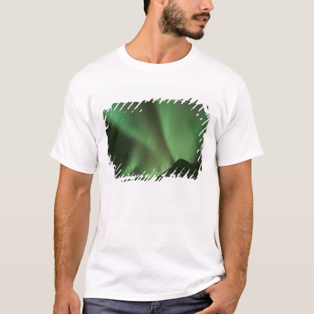Nordlichter, Aurora borealis auf den Vorgebirgen T-Shirt (Vorderseite)