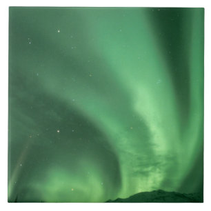 Nordlichter, Aurora borealis, über den Vorhügeln Fliese