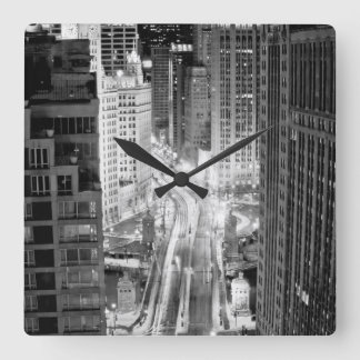 Nordmichigan-Allee in Chicago nach Winter Quadratische Wanduhr