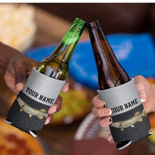 Nordpike-Fischerei Name umarmt Angler Dosenkühler (Von Creator hochgeladen)