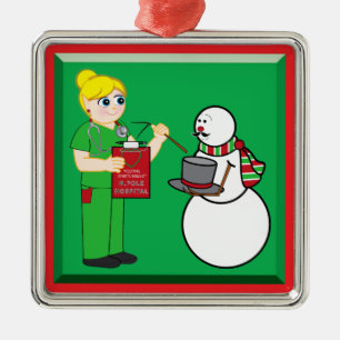 Nordpolkrankenschwester und -Schneemann mit dem Silbernes Ornament