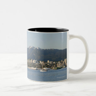 Nordvancouver-Skyline und -Ufergegend angesehen Zweifarbige Tasse