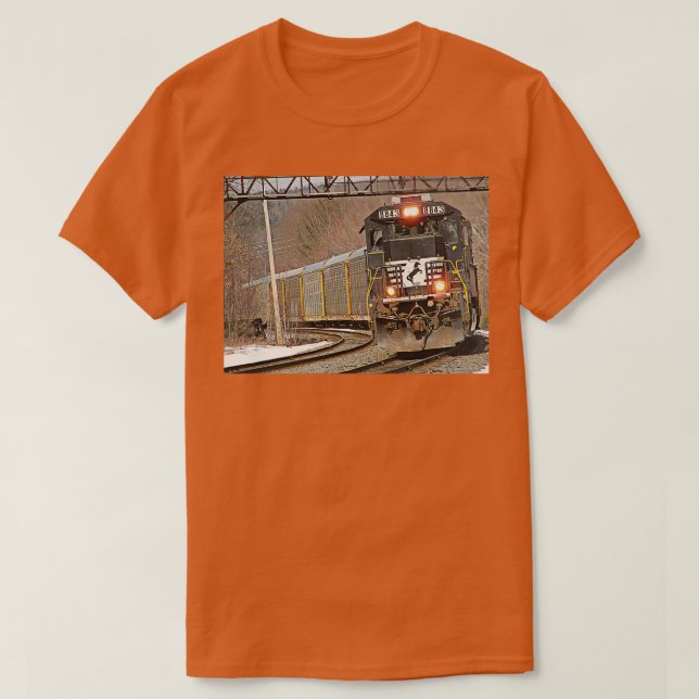 Norfolk Southern 8843 in Fitchburg T-Shirt (Design vorne)