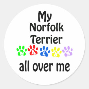 Norfolk Terrier Walks Design Runder Aufkleber