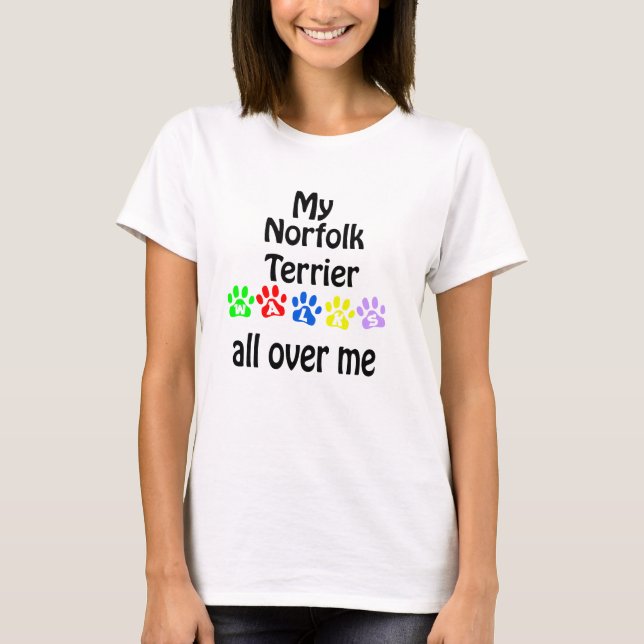 Norfolk Terrier Walks Design T-Shirt (Vorderseite)