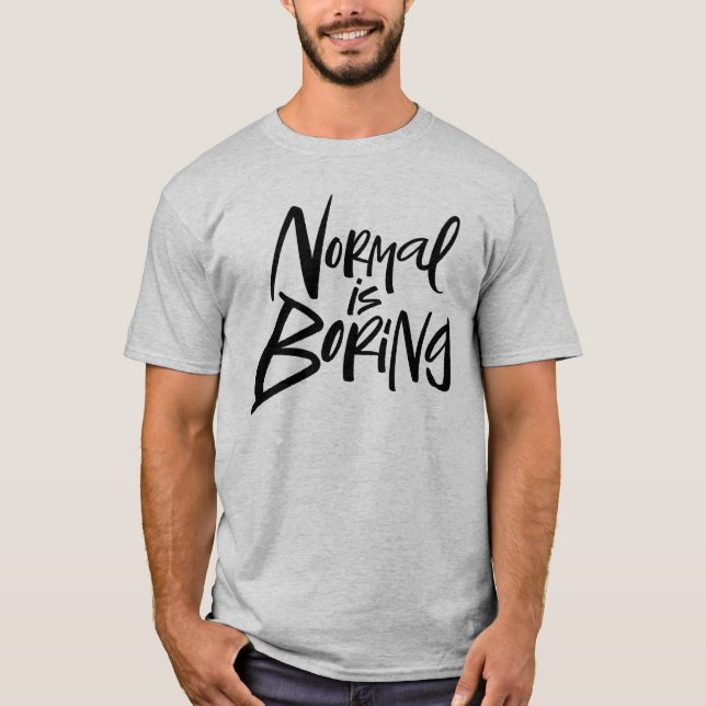 Normal ist langweiliges, modernes Schreibmotto T-Shirt (Vorderseite)
