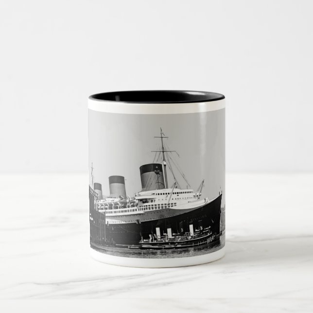 Normandie betritt NY Hafen Zweifarbige Tasse (Mittel)