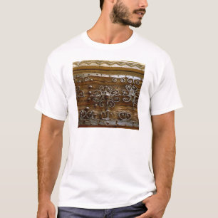 Normannische Eisenrollearbeit über Holztür T-Shirt