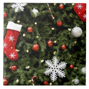 North America. Weihnachtsdekorationen auf Baum. 2 Fliese