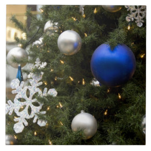 North America. Weihnachtsdekorationen auf Baum. Fliese