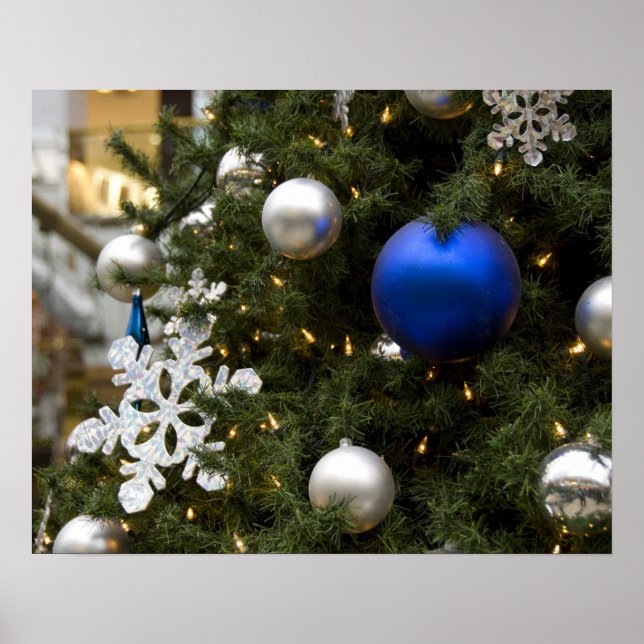 North America. Weihnachtsdekorationen auf Baum. Poster (Vorne)