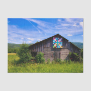 North Carolina Barn mit superfarbigem Quilt Seidenpapier