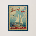 North Carolina Jigsaw Puzzle Sailboat Retro Reisen<br><div class="desc">Diese Grüße aus North Carolina Jahrgang Reise nautische Design verfügt über ein Boot Segelboot auf dem Wasser mit Möwen und einen blauen Himmel gefüllt mit prächtigen puffigen weißen Wolken.</div>
