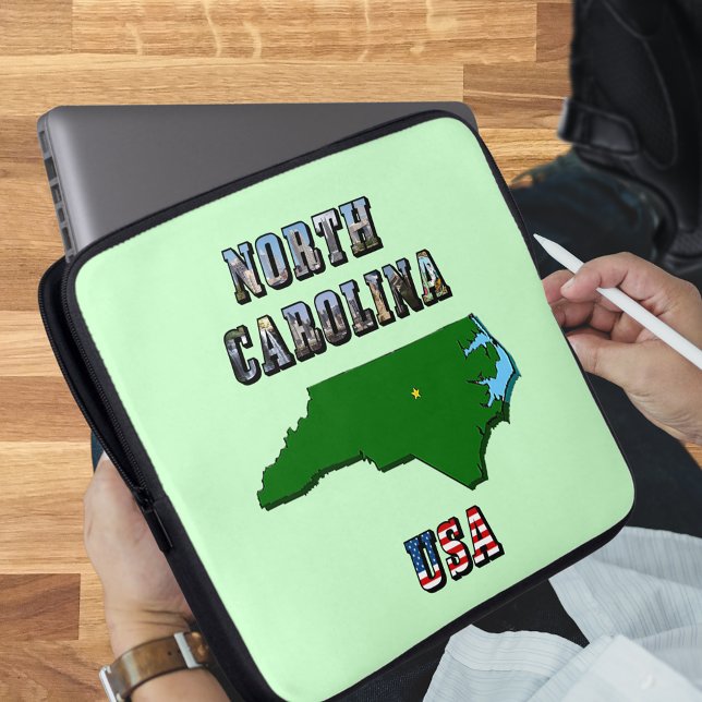 North Carolina Map Kontur, Foto und US Flag Text Laptopschutzhülle (North Carolina Map and Text Laptop Sleeve)