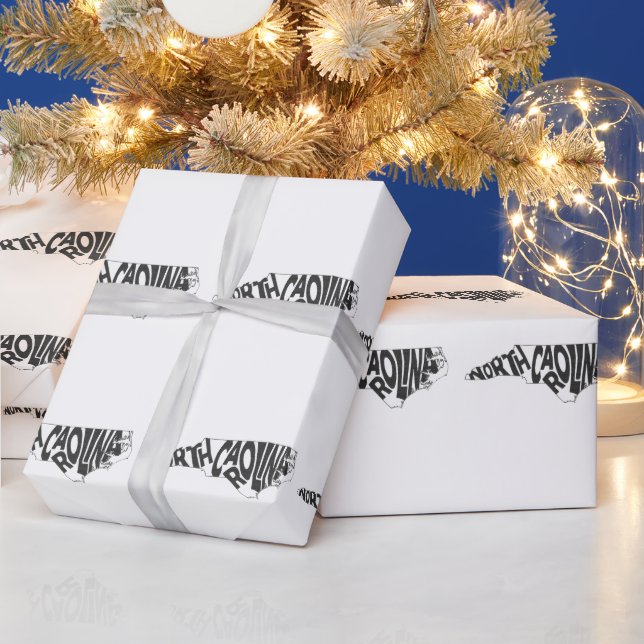 North Carolina Staat Name Word Art Black Geschenkpapier (Feiertage)