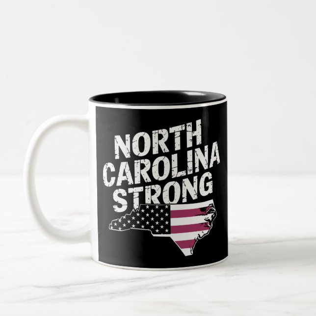 North Carolina stark mit NC-Staat und US-Flagge Zweifarbige Tasse (Links)