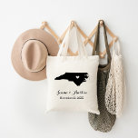 North Carolina Wedding Willkommen Tragetasche<br><div class="desc">Willkommen aus der Stadt Hochzeitsgäste mit einer Tasche voll von Snacks und Leckereien personalisiert mit dem Staat, wo Sie heiraten, die Braut und Bräutigam Namen und Hochzeitsdatum. Klicken Sie auf Anpassen, um das Herz zu verschieben, um eine beliebige Stadt oder Position auf der Staat-Karte anzuzeigen. Verwenden Sie die Designwerkzeuge, um...</div>